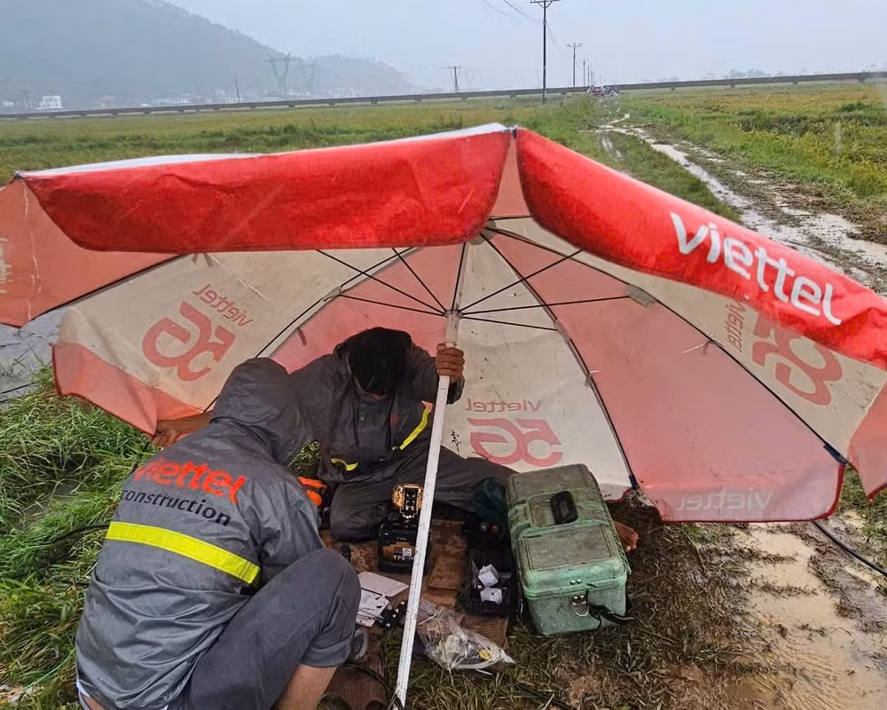 Ảnh 1 - Nhân sự Viettel được điều động ứng cứu xuyên đêm đến sáng tại các điểm nóng.
