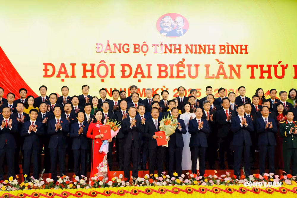 Ủy viên Bộ Chính trị, Bí thư Trung ương Đảng, Trưởng Ban Tổ chức Trung ương Lê Minh Hưng trao Quyết định của Bộ Chính trị và chúc mừng các đồng chí Ủy viên Ban Chấp hành Đảng bộ tỉnh Ninh Bình khóa mới.