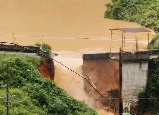 Đập thủy điện ở Lạng Sơn vỡ do mưa lớn (ảnh chụp màn hình từ video).
