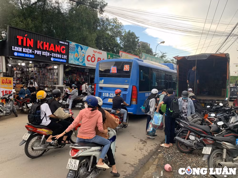 cho dem lang dai hoc giai toa sinh vien tp hcm un un keo nhau di mua sam lan cuoi hinh 3