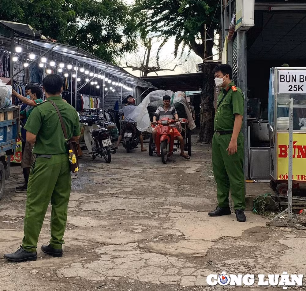 cho dem lang dai hoc giai toa sinh vien tp hcm un un keo nhau di mua sam lan cuoi hinh 2