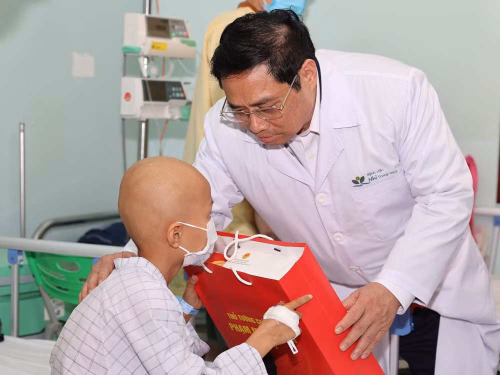 thu tuong pham minh chinh tham tang qua cac benh nhi nhan ngay 1 6 hinh 1