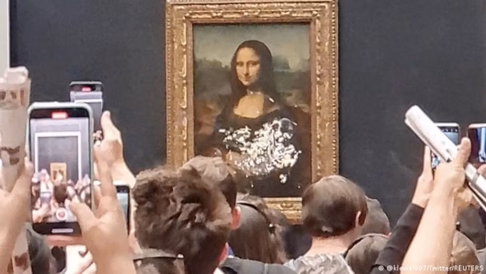 khach tham quan bao tang louvre nem banh vao tranh mona lisa hinh 1