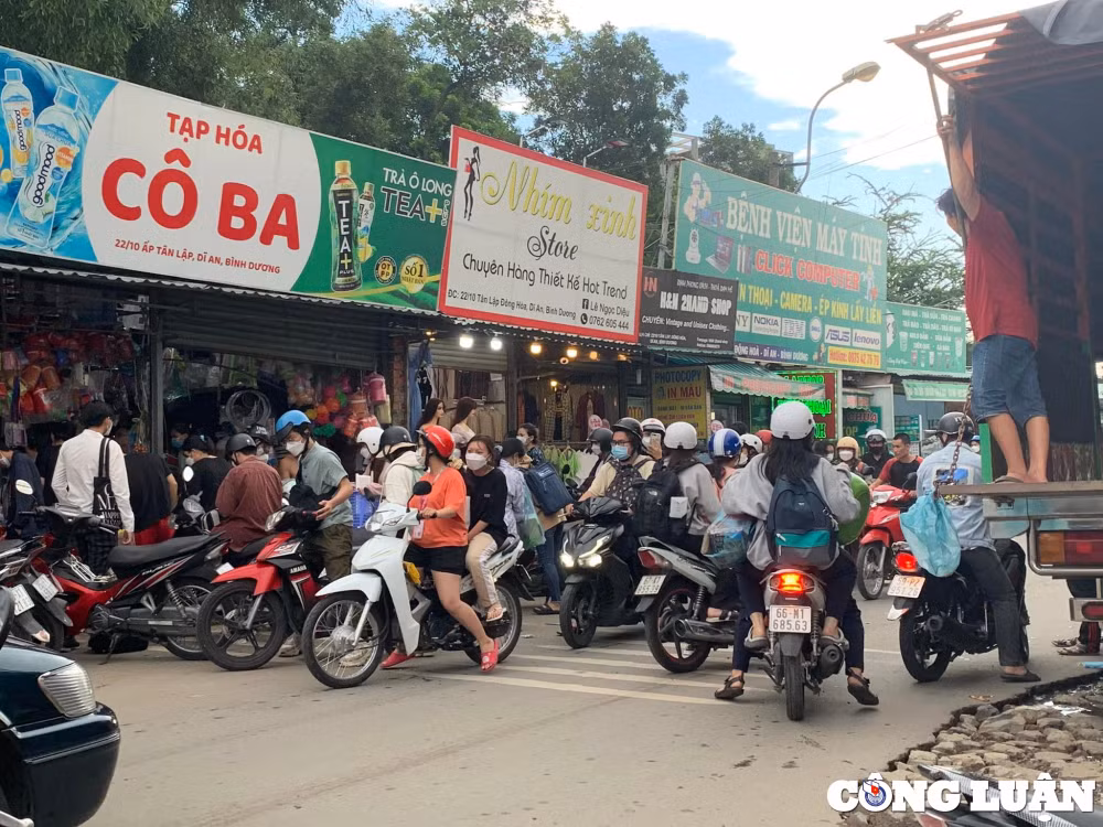 cho dem lang dai hoc giai toa sinh vien tp hcm un un keo nhau di mua sam lan cuoi hinh 1