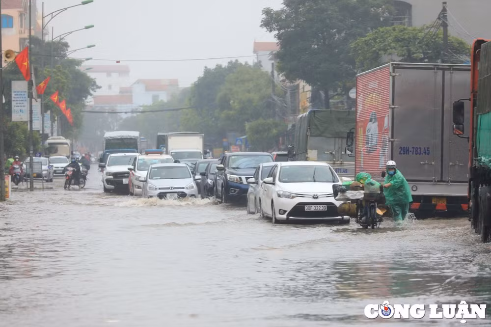 ha noi mua lon un tac nghiem trong nhieu tuyen pho hinh 10