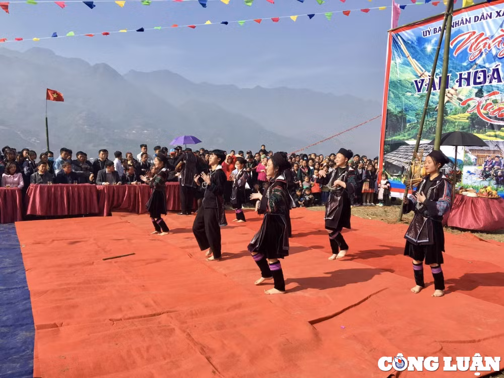 hang ngan nguoi vui hoi xuan ban mong tai sa pa hinh 1
