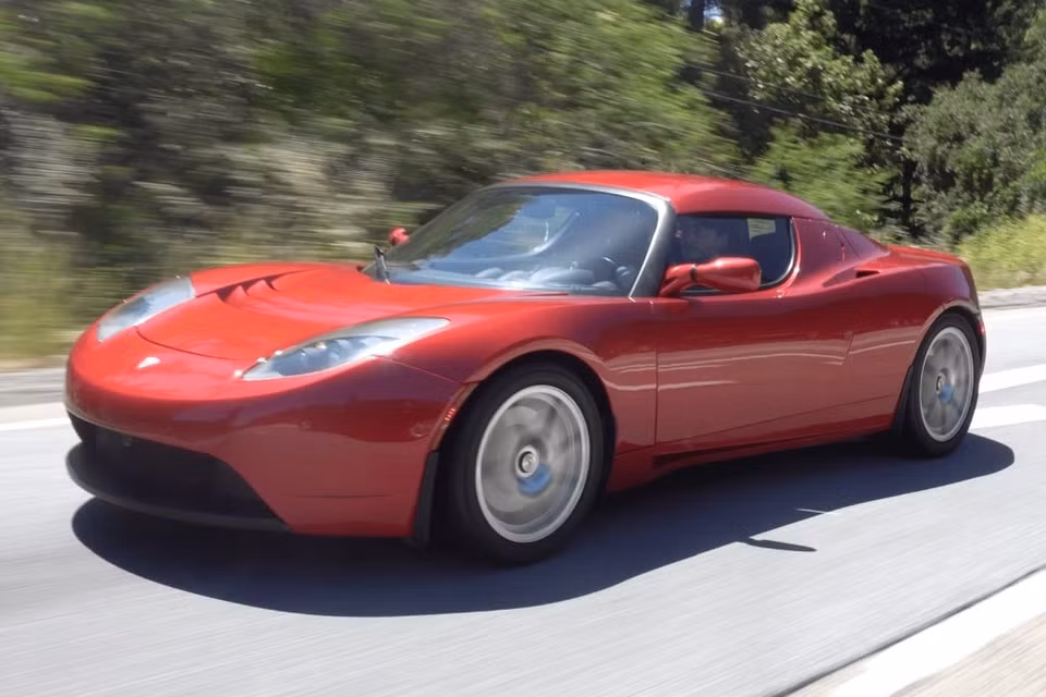 mau xe dien 15 nam tuoi cua tesla hinh 1