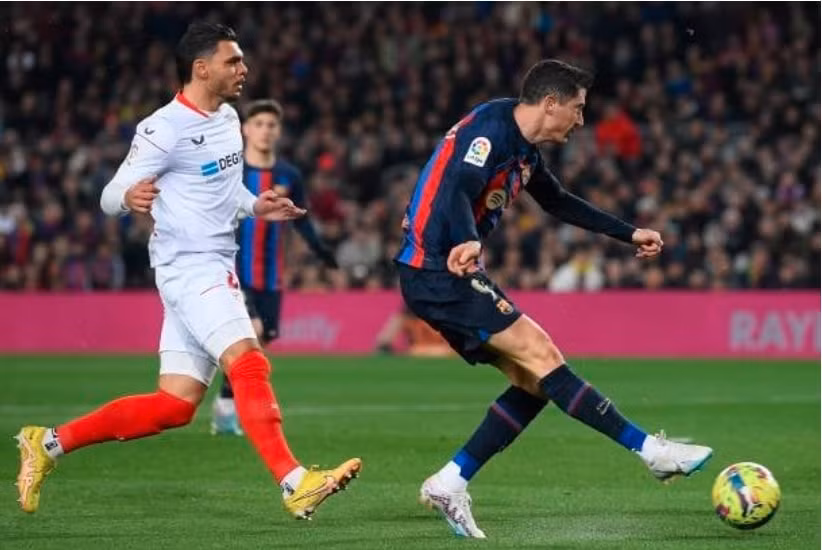 danh bai sevilla 3 0 barca bo xa real madrid 8 diem tren bang xep hang la liga hinh 2