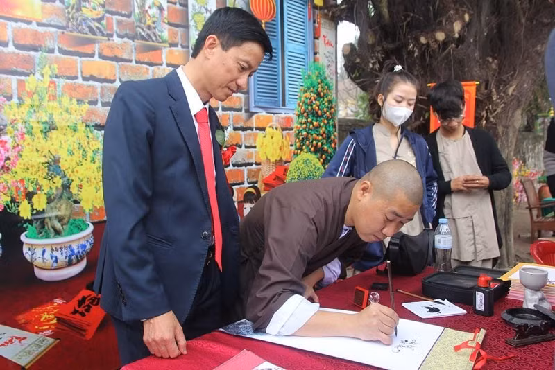 le hoi den van loc mo hang cac hoat dong van hoa du lich cua tx cua lo hinh 5