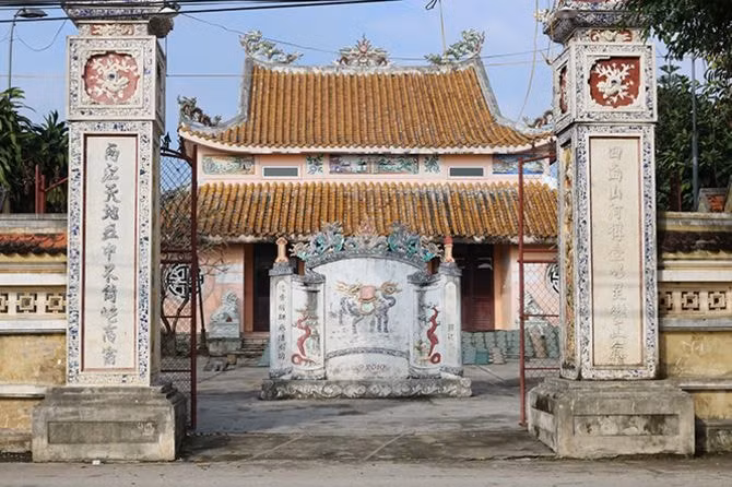 van khan le thanh hoang o dinh den mieu hinh 1