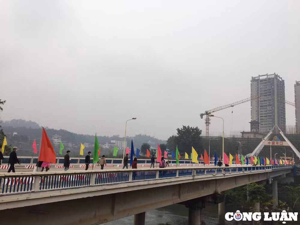gan 1 thang hon 40000 luot nguoi xuat nhap canh qua cua khau quoc te lao cai hinh 1