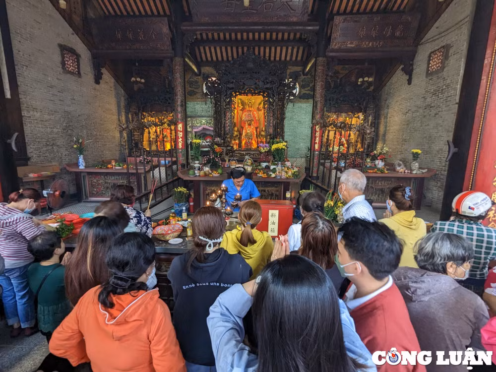 tp hcm ngoi chua hon 200 nam tuoi nhon nhip nguoi vieng tham ngay tet nguyen tieu hinh 8