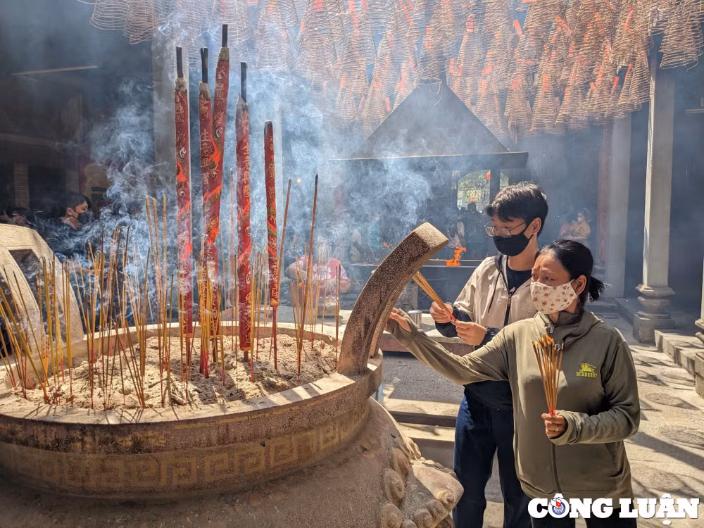 tp hcm ngoi chua hon 200 nam tuoi nhon nhip nguoi vieng tham ngay tet nguyen tieu hinh 7