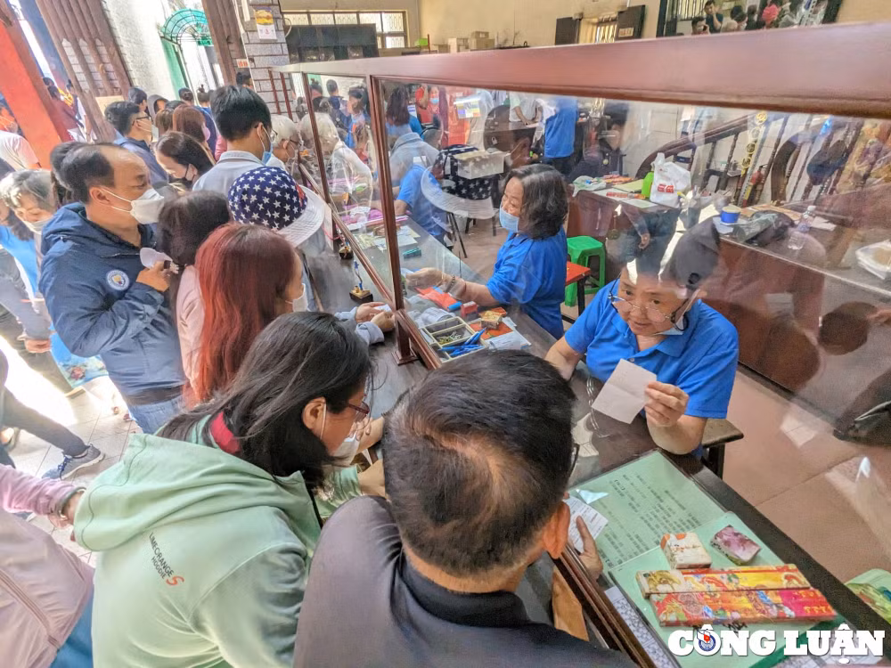 tp hcm ngoi chua hon 200 nam tuoi nhon nhip nguoi vieng tham ngay tet nguyen tieu hinh 9