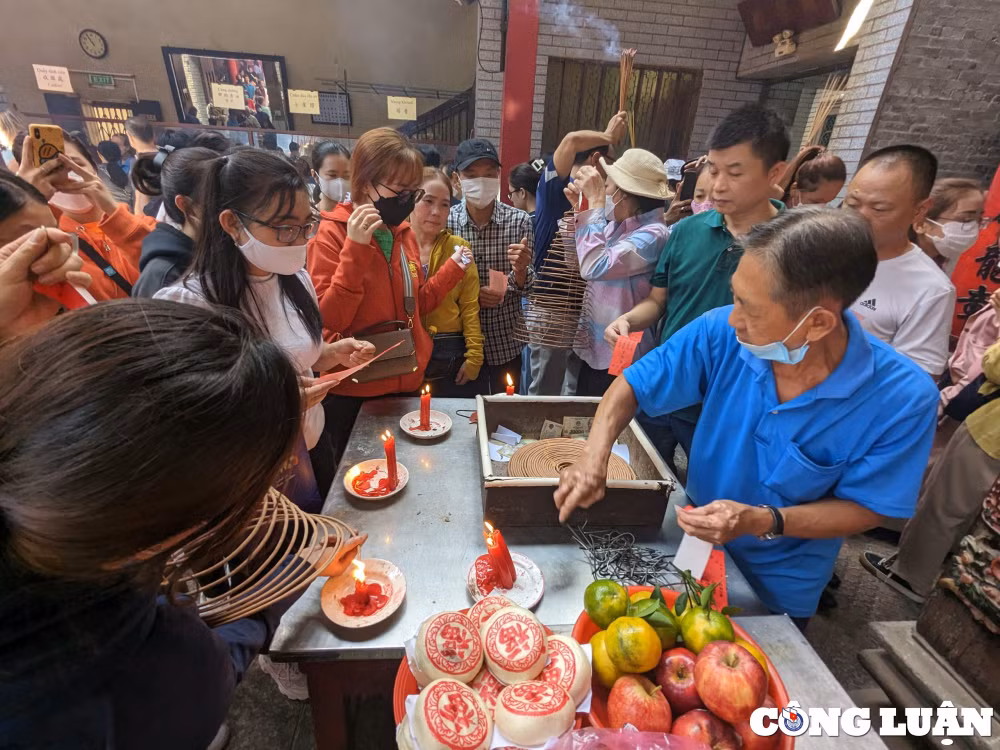 tp hcm ngoi chua hon 200 nam tuoi nhon nhip nguoi vieng tham ngay tet nguyen tieu hinh 4