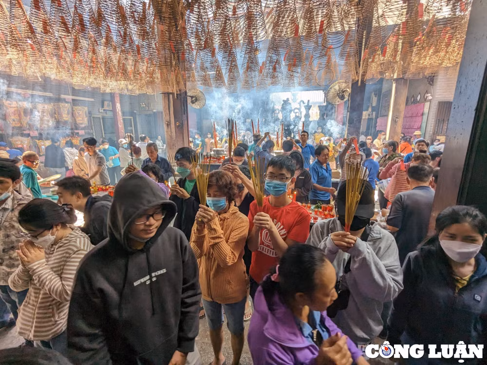 tp hcm ngoi chua hon 200 nam tuoi nhon nhip nguoi vieng tham ngay tet nguyen tieu hinh 5