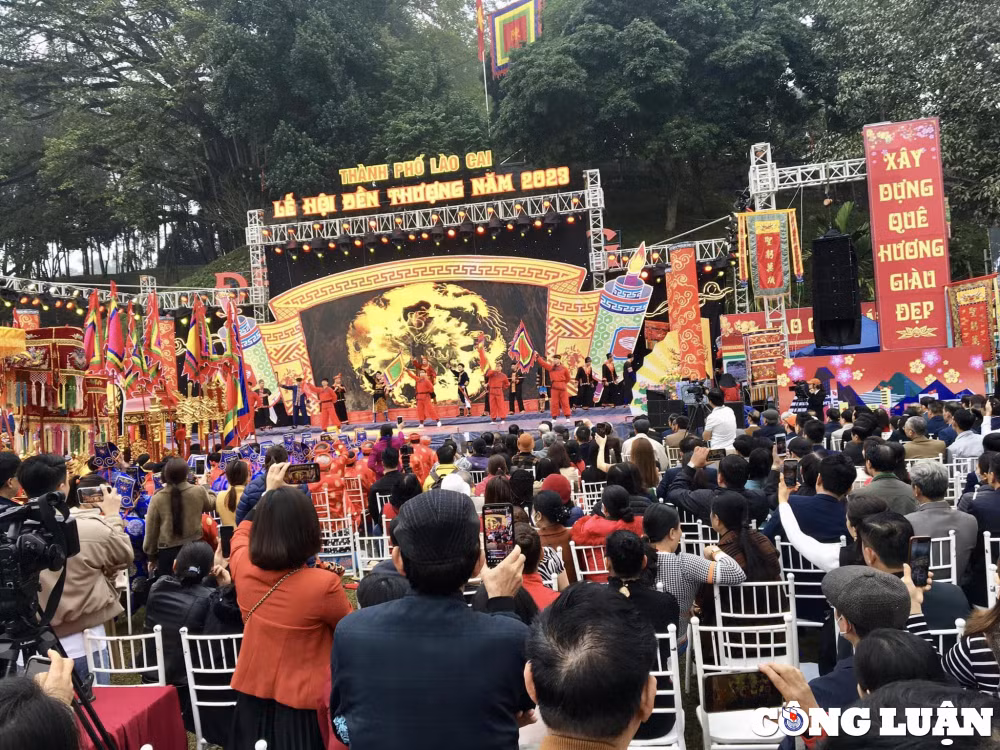 hang van nguoi tham du hoi xuan lon nhat vung bien gioi lao cai hinh 1