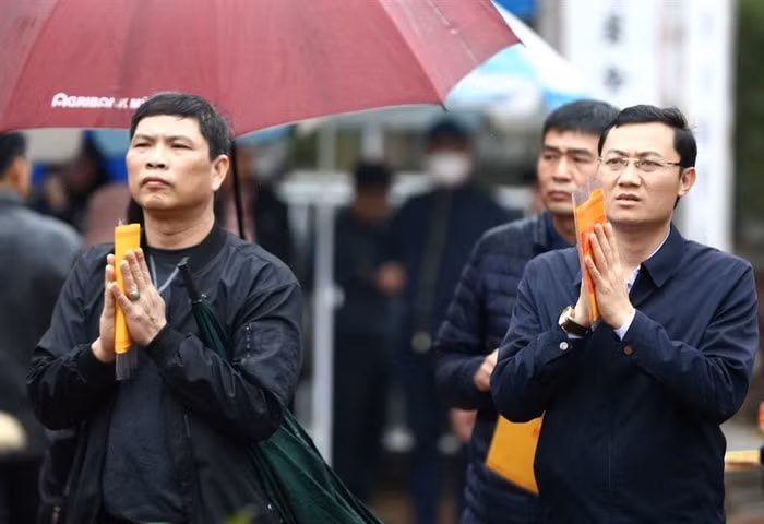 khong co canh chen lan xo day xin loc an tai le hoi den tran nam dinh hinh 5