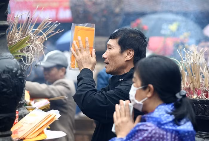 khong co canh chen lan xo day xin loc an tai le hoi den tran nam dinh hinh 7