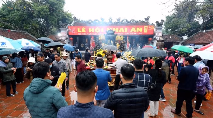 khong co canh chen lan xo day xin loc an tai le hoi den tran nam dinh hinh 11