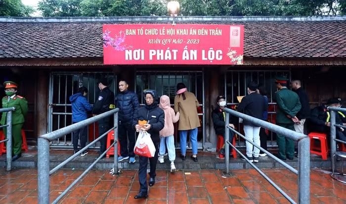 khong co canh chen lan xo day xin loc an tai le hoi den tran nam dinh hinh 1