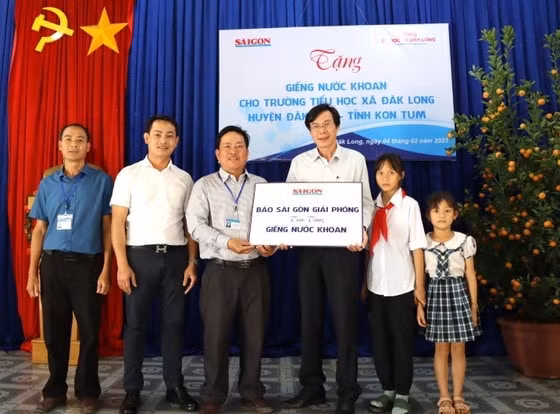 bao sggp tang gieng khoan cho truong tieu hoc xa dak long hinh 1