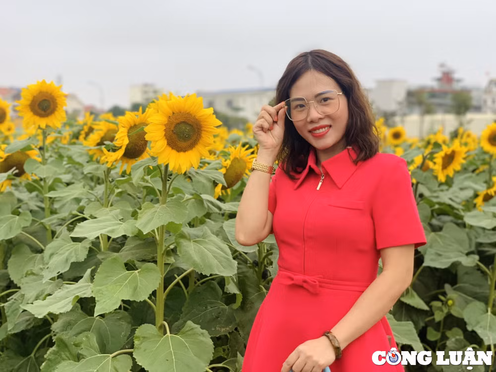 gioi tre hai duong dua nhau check in tai vuon hoa huong duong khong lo hinh 13