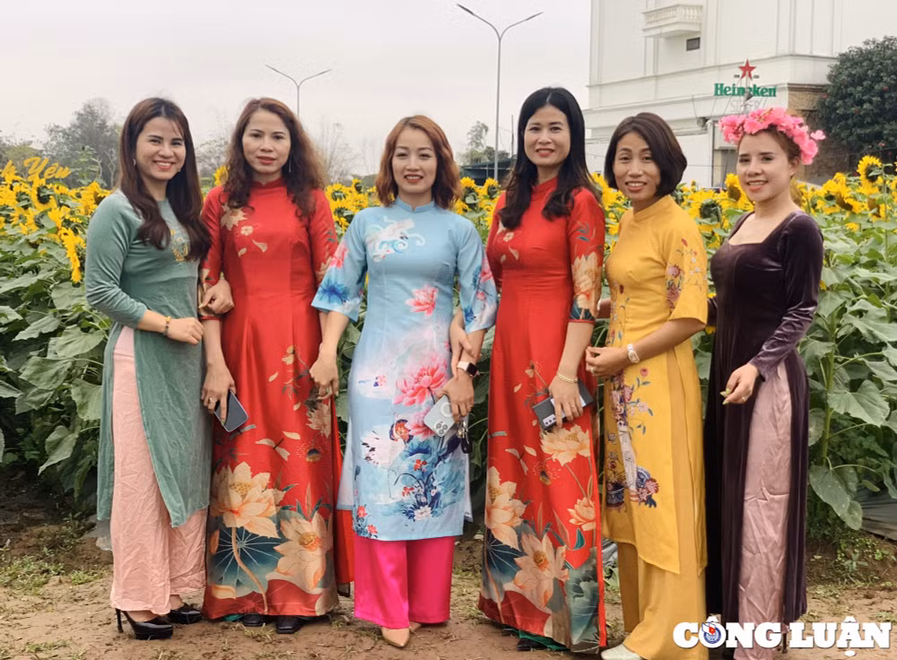 gioi tre hai duong dua nhau check in tai vuon hoa huong duong khong lo hinh 5