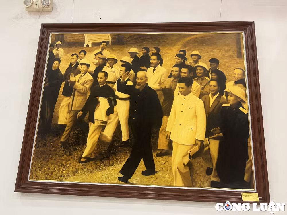 vinh phuc trung bay 60 buc tranh son dau ve bac ho hinh 4
