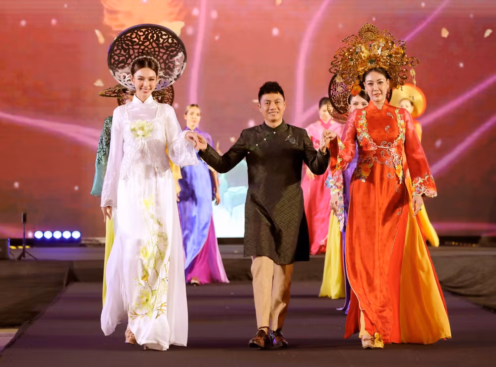 long lay dem chung ket miss xuan 2023 tai phap hinh 2