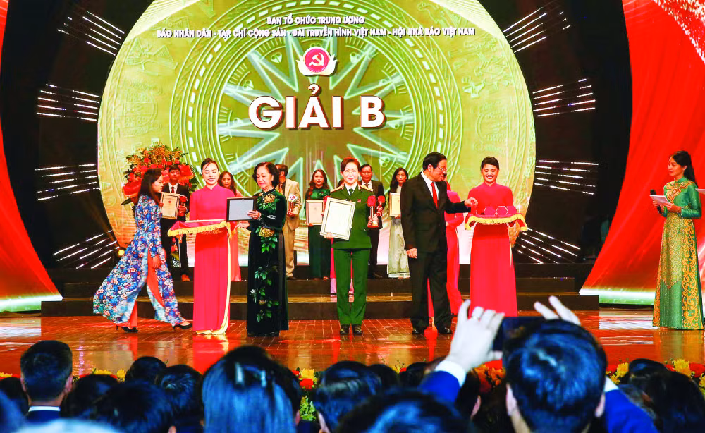 nguoi lam bao voi vai tro tien phong trong cong tac tuyen truyen ve xay dung dang hinh 2