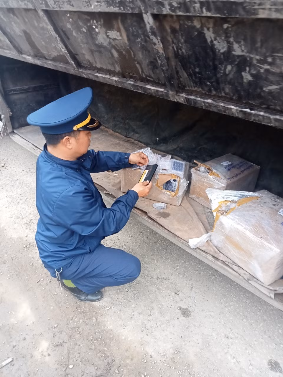 quang nam xu phat 90 trieu dong doi tuong kinh doanh 230 dien thoai da qua su dung nhap lau hinh 1