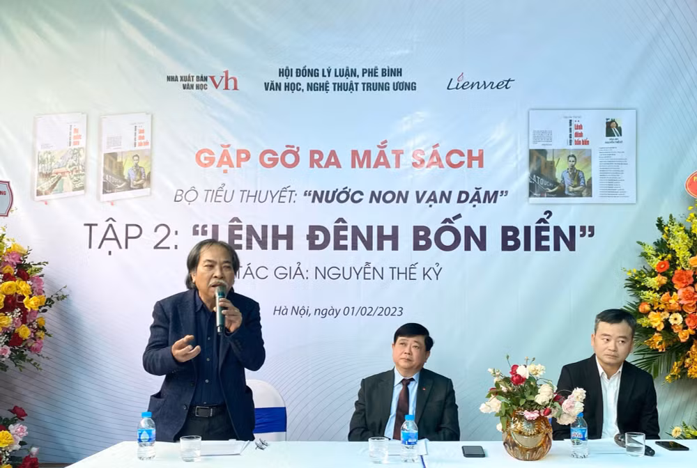 nha van nguyen the ky ra mat tap 2 bo tieu thuyet nuoc non van dam hinh 2