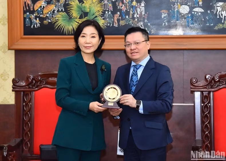 dong chi le quoc minh tiep dai su dac menh toan quyen dai han dan quoc tai viet nam hinh 2