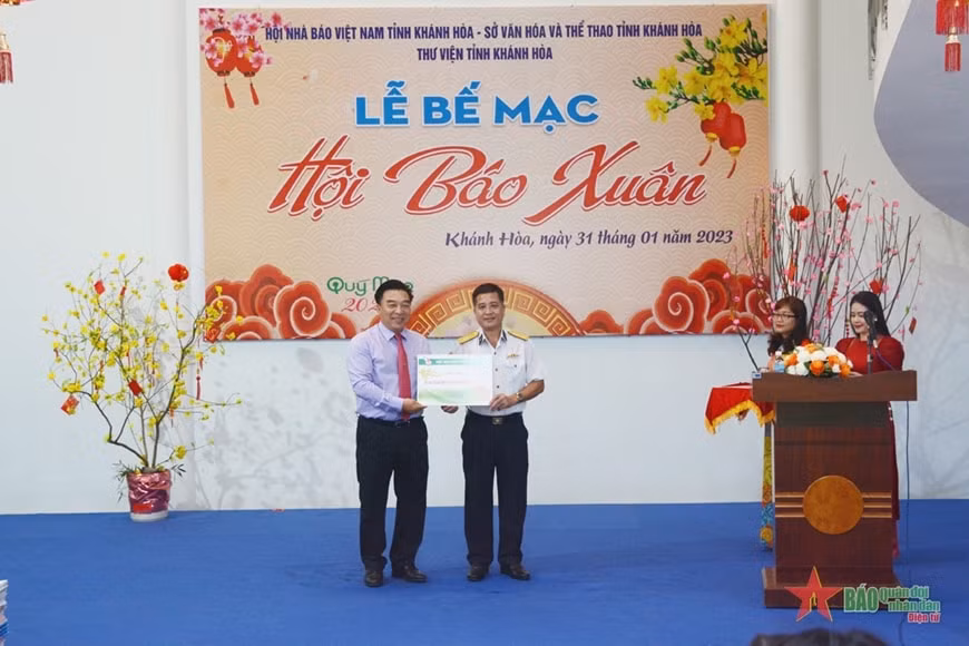 khanh hoa gui tang bao xuan den quan dan huyen truong sa va cac tu sach thieu nhi hinh 2