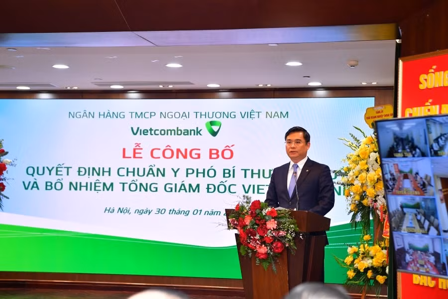 vietcombank to chuc le cong bo quyet dinh chuan y pho bi thu dang uy va bo nhiem tong giam doc hinh 5