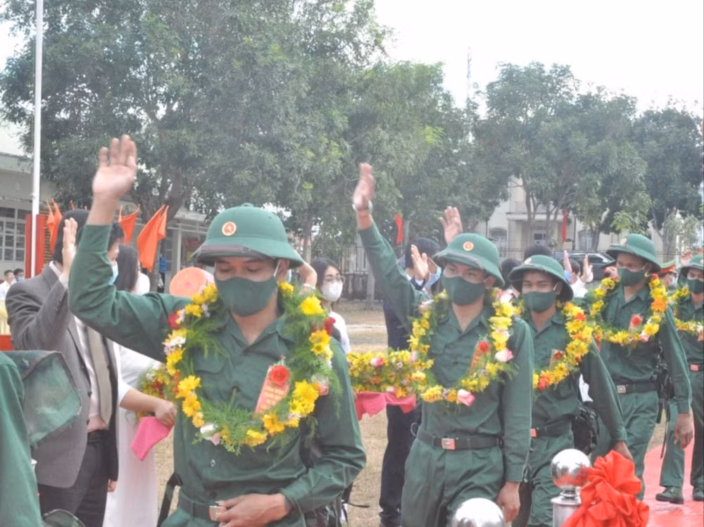 gia lai hon 2600 cong dan tran day nhiet huyet len duong nhap ngu hinh 2