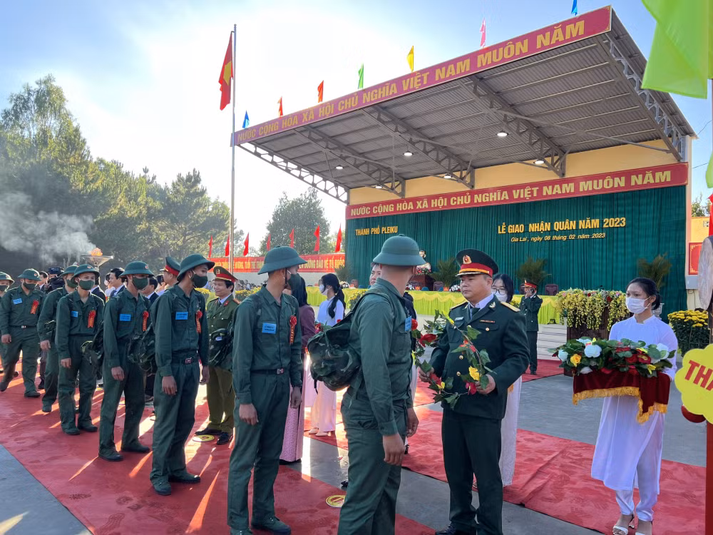 gia lai hon 2600 cong dan tran day nhiet huyet len duong nhap ngu hinh 1