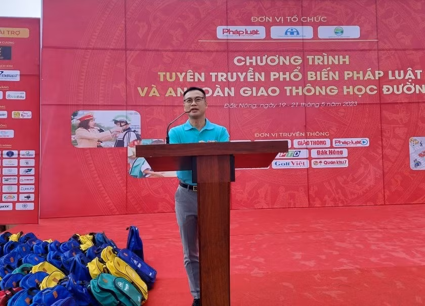 bao phap luat viet nam to chuc tuyen truyen pho bien phap luat va an toan giao thong hinh 1