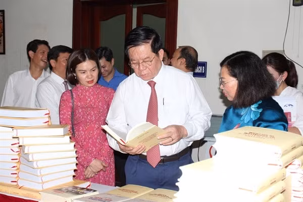 ra mat sach cua tong bi thu nguyen phu trong bang 7 ngoai ngu hinh 3