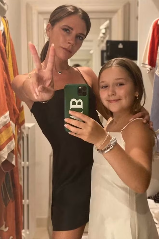 victoria beckham cam con gai harper trang diem khi ra duong hinh 1