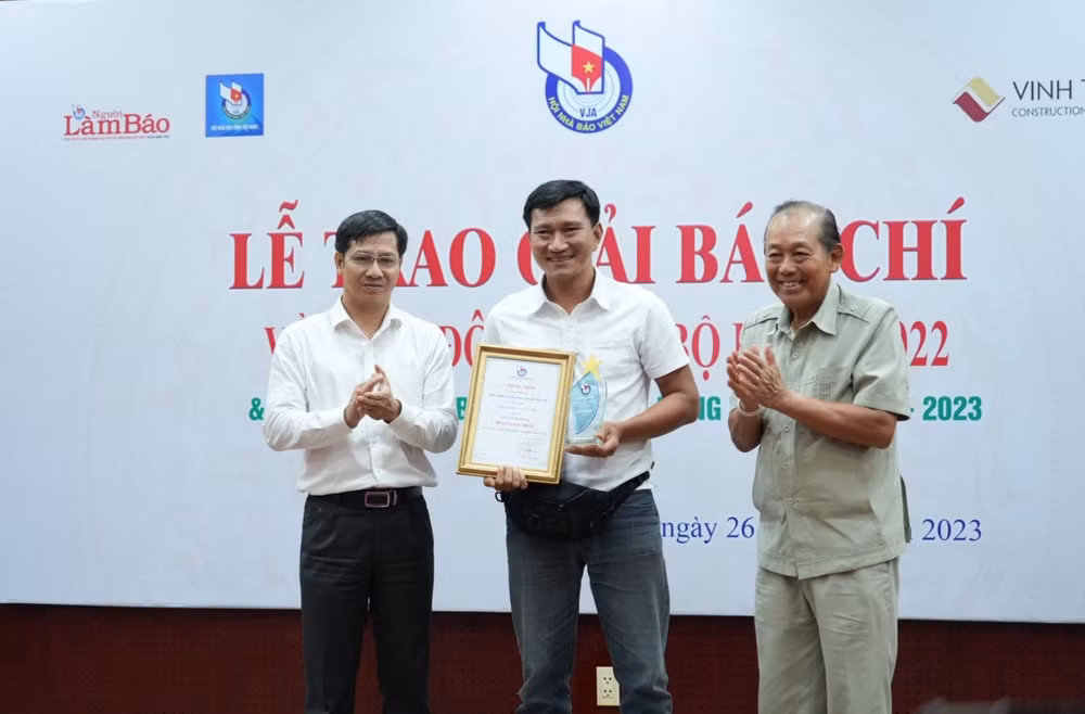trao thuong 22 tac pham xuat sac tai giai bao chi ve mien dong nam bo lan thu nhat hinh 1