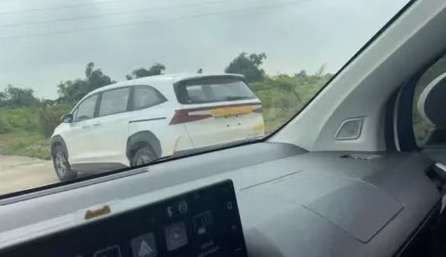 hyundai custo bi bat gap chay thu tai viet nam doi thu nang ky cua toyota innova hinh 1
