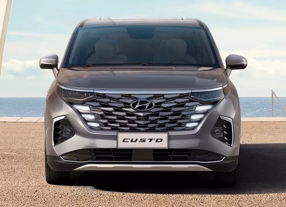 hyundai custo bi bat gap chay thu tai viet nam doi thu nang ky cua toyota innova hinh 2