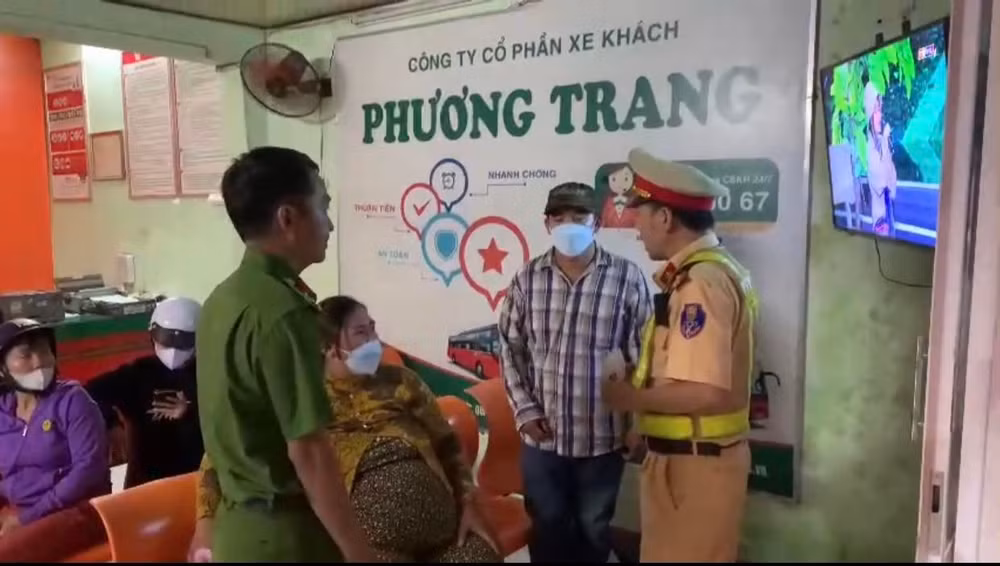 canh sat giup do san phu bi nha xe bo lai doc quoc lo 1 hinh 1