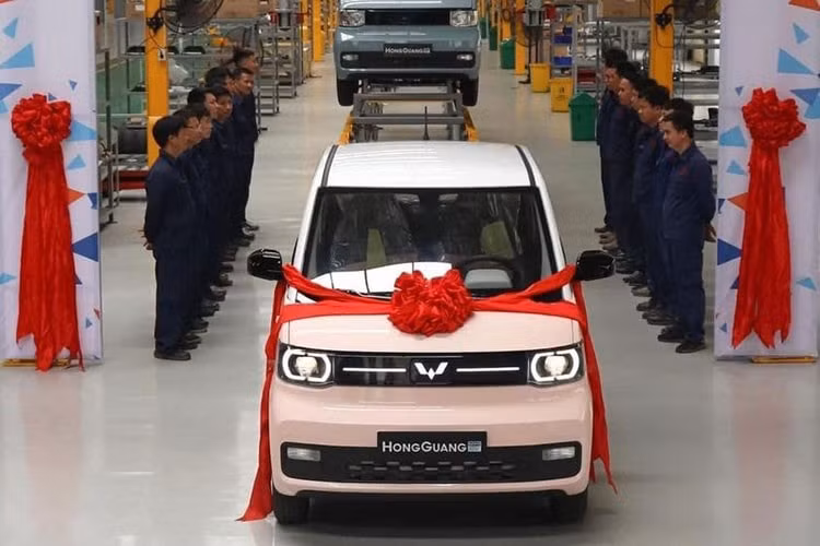 wuling hongguang miniev dau tien xuat xuong tai viet nam hinh 1