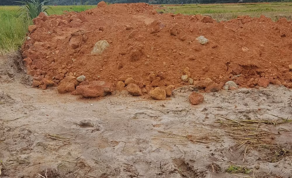 nha thau khai thac dat trai phep de san lap du an duong giao thong tai xa loc tien hinh 4