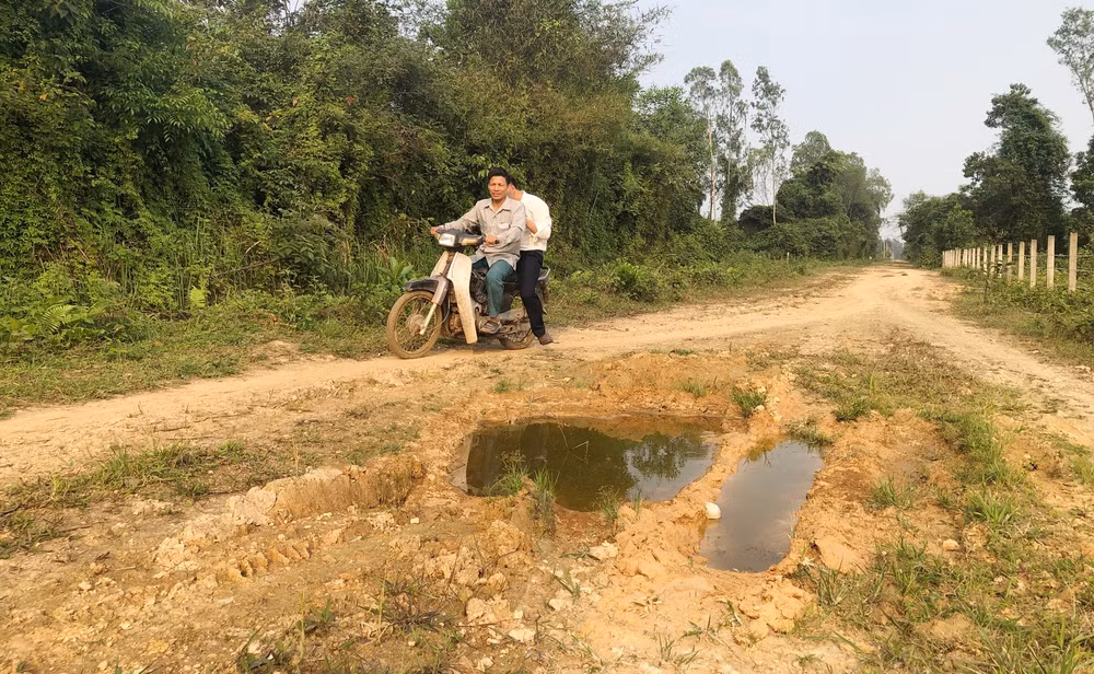 ha tinh nguoi dan khon kho vi duong giao thong thi cong dang do do thieu von hinh 1