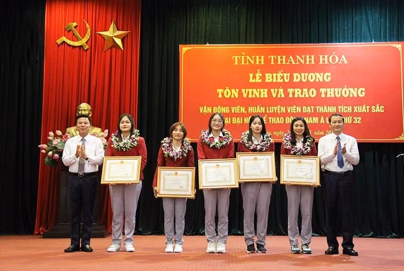 thanh hoa trao thuong cho vdv hlv dat thanh tich xuat sac tai sea games 32 hinh 1