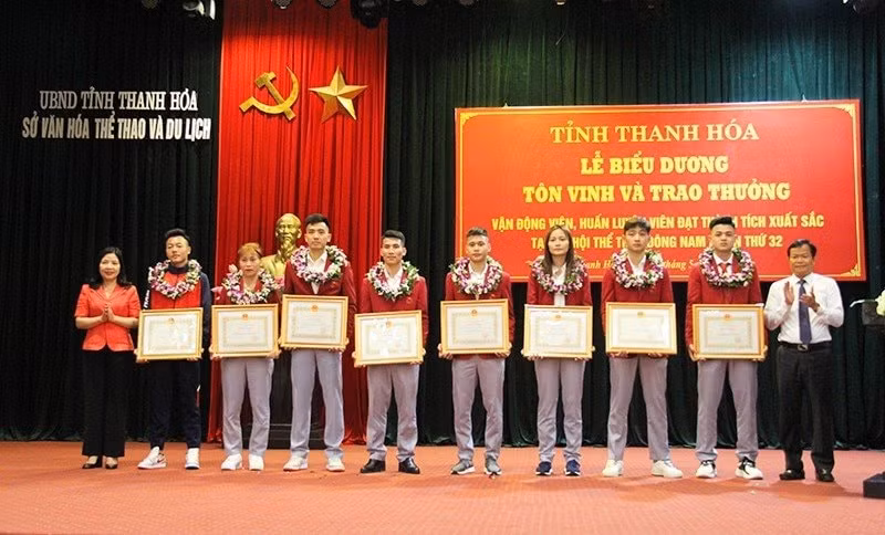 thanh hoa trao thuong cho vdv hlv dat thanh tich xuat sac tai sea games 32 hinh 2
